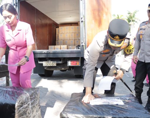 Polres Nganjuk dan Pengurus Bhayangkari Cabang Nganjuk Kirim Dua Truk Bantuan Sosial Peduli Palestina