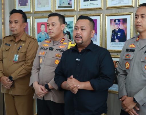 Kunjungi Polres Gresik, Bupati Fandi Akhmad Yani Sampaikan Permohonan Maaf atas Kericuhan Suporter