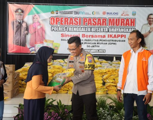 Polres Trenggalek Bersama IKAPPI Gelar Operasi Pasar Pangan Murah