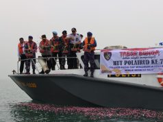 Ingatkan Jasa Pahlawan, Polres Kendal Gelar Upacara Tabur Bunga di Pelabuhan Kendal Dalam Rangka HUT Polairud ke-73