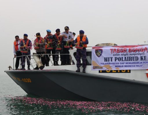 Ingatkan Jasa Pahlawan, Polres Kendal Gelar Upacara Tabur Bunga di Pelabuhan Kendal Dalam Rangka HUT Polairud ke-73