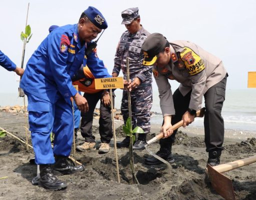 Sambut HUT Polairud ke-73, Polres Kendal Bagikan Sembako dan Tanam Pohon di Pantai Ngebum
