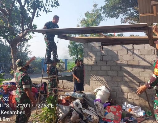 Hadir Di Tengah Masyarakat, Anggota Koramil Kesamben Bantu Perbaiki Rumah Warga Binaannya