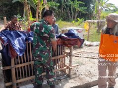 Wujud Kepedulian, Babinsa Koramil Sananwetan Bantu Pendistribusian Air Bersih Kepada Warga Binaannya