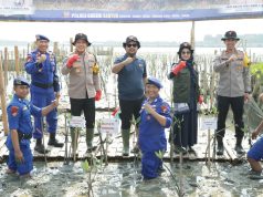 Kapolres Gresik Dampingi Kapolda Jatim Tanam 18.300 Bibit Mangrove