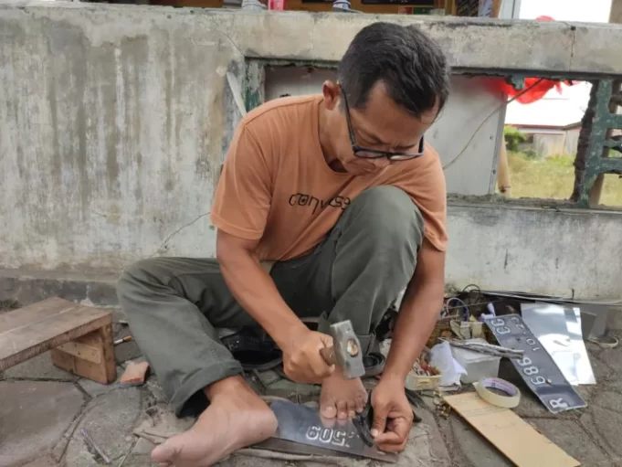 Perajin-Plat-Nomor-Kendaraan-di-Purwokerto-696x522.webp