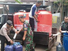Wujud Sinergi TNI – Polri Salurkan Bantuan Air Bersih Bagi Warga
