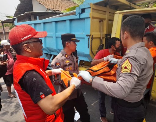 Polsek Dlanggu Respon Laporan Warga Dan Evakuasi Sopir Meninggal di dalam Truck