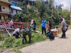 Wujud Sinergitas TNI – Polri Bersama Warga Desa Depok Bersih Lingkungan