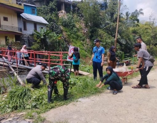 Wujud Sinergitas TNI – Polri Bersama Warga Desa Depok Bersih Lingkungan