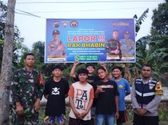 Sinergi TNI – Polri Cipta Kondisi Pasang Spanduk “Lapor Pak Bhabin”