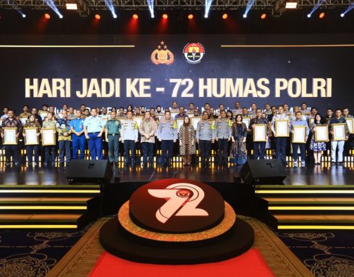 Dua Hadiah Untuk Divisi Humas Polri Dari Kapolri