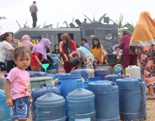 Polresta Bandar Lampung Bagikan Air Bersih Ke Warga Terdampak Kekeringan