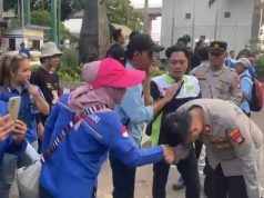 Momen Kompol Arif Purnama Oktora, Mencium Tangan Ibu Peserta Demo dan Naik Kemobil Pengeras Suara Jaga Kondusifitas Unras di Depan Kemnaker