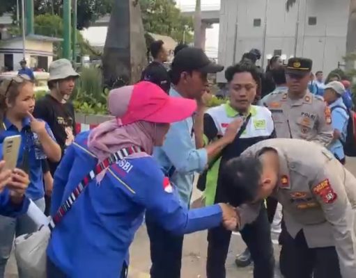 Momen Kompol Arif Purnama Oktora, Mencium Tangan Ibu Peserta Demo dan Naik Kemobil Pengeras Suara Jaga Kondusifitas Unras di Depan Kemnaker