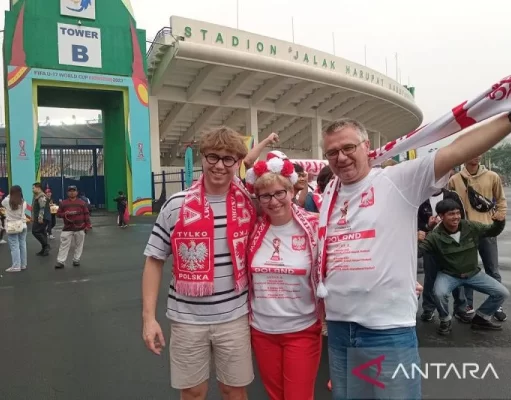 Demi Dukung Tim Negaranya, Keluarga Pemain Polandia tempuh Perjalanan Jauh