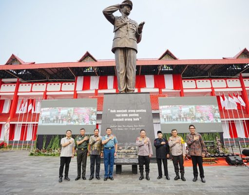 Resmikan Monumen Jenderal Hoegeng di Pekalongan, Kapolri: Tokoh Panutan yang Harus Diteladani