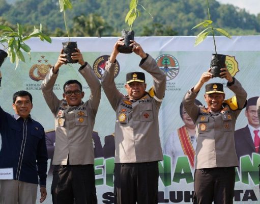 Sukseskan Penanaman Serentak 10 Juta Pohon, Polda Sulbar Tanam 7.500 Pohon
