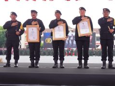 Kapolri Sematkan Warga Kehormatan Korps Brimob Kepada Para Tokoh