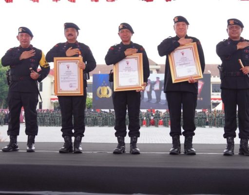 Kapolri Sematkan Warga Kehormatan Korps Brimob Kepada Para Tokoh