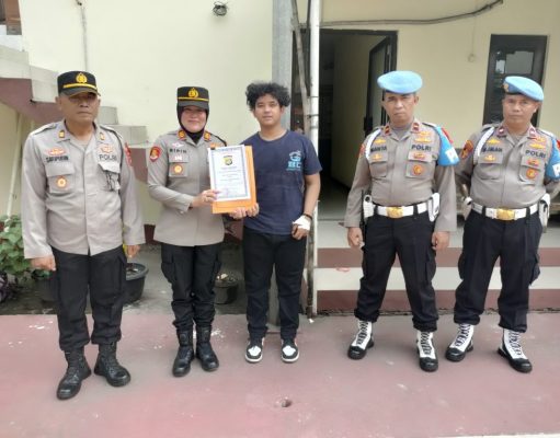 Polisi Beri Penghargaan Kepada Seorang Mahasiswa yang Berhasil Lumpuhkan 2 dari 5 Pelaku Begal di Mustikajaya