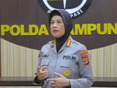 Viral Wisudawan Bawa Spanduk Minta Usut Pembunuhan Ayahnya, Polda Lampung: “Sudah Ditangkap, Tersangka Tunggal”