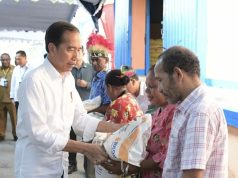 Presiden Jokowi Bagikan Beras ke Keluarga di Papua