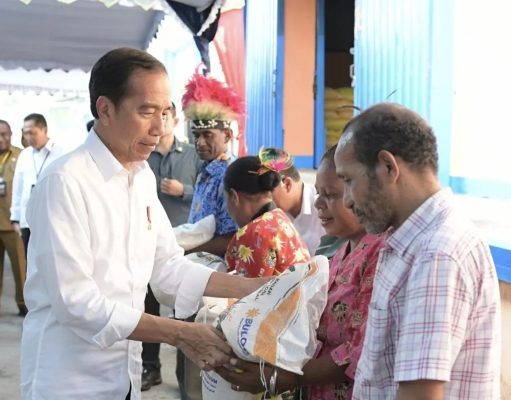 Presiden Jokowi Bagikan Beras ke Keluarga di Papua