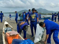Sambut HUT ke-73 Polairud, Polisi Ajak Masyarakat Bersih-bersih di Pesisir Pantai Karangria Manado