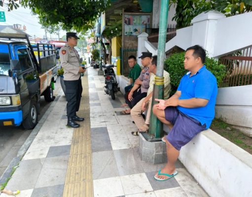 Jelang Pemilu Polsek Sidomukti Patroli Pangkalan Angkutan Pick Up Pasar Sapi Salatiga
