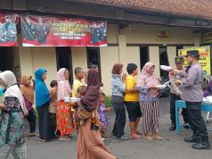 Jum’at Berkah, Polsek Sokaraja Banyumas Bagikan Makanan Gratis kepada Warga