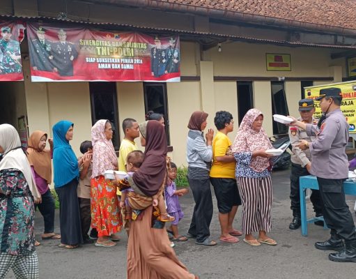 Jum’at Berkah, Polsek Sokaraja Banyumas Bagikan Makanan Gratis kepada Warga
