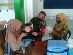 Dukung Program Pemerintah, Babinsa Pos Selopuro Dampingi Kegiatan Posyandu Balita Di Wilayah Binaannya