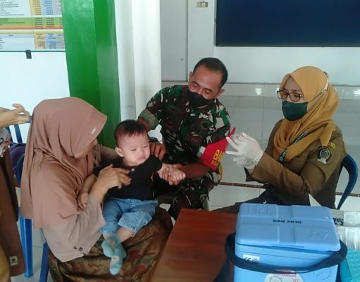 Dukung Program Pemerintah, Babinsa Pos Selopuro Dampingi Kegiatan Posyandu Balita Di Wilayah Binaannya