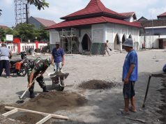 Wujud Kekompakan, Babinsa Koramil Kanigoro Bersama Warga Masyarakat Gelar Kerja Bakti Pembangunan Mushola Al Ikhlas