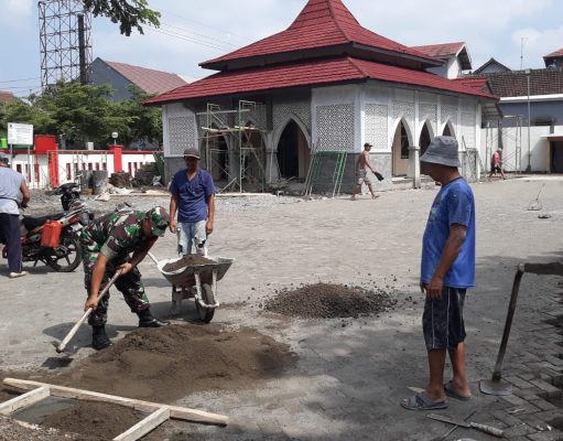 Wujud Kekompakan, Babinsa Koramil Kanigoro Bersama Warga Masyarakat Gelar Kerja Bakti Pembangunan Mushola Al Ikhlas