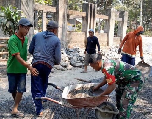 Bantu Pembangunan Di Wilayah Binaannya, Babinsa Koramil Nglegok Terjun Langsung Ke Lapangan