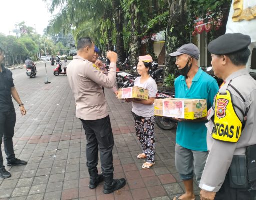 Kembali Kapolres Tabanan Bagikan Sembako Kepada Masyarakat Kurang Mampu “Terima Kasih Pak Kapolres”