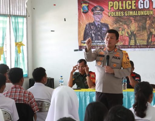 Polres Simalungun Bersinergi dengan Sekolah Dalam Program Police Goes to School Untuk Bentuk Generasi Muda Yang Berwawasan Kebangsaan