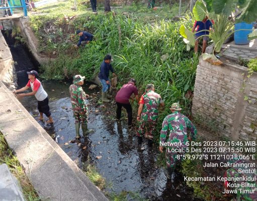 Kodim 0808/Blitar Gelar Karya Bakti Pembersihan Sungai Cegah Banjir