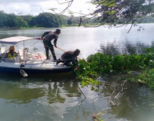 Cegah Terjadinya Banjir, Kodim 0808/Blitar Gelar Karya Bakti Pembersihan Sungai Brantas