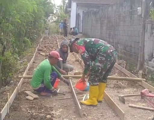 Manunggal Dengan Rakyat, Babinsa Koramil Panggungrejo Bantu Pembangunan Di Wilayah Binaannya