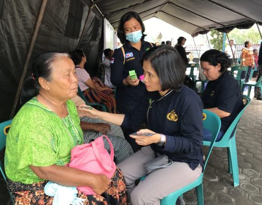 Tim Dokkes Polres Simalungun Berikan Bantuan Kesehatan bagi Korban Banjir Bandang di Humbahas