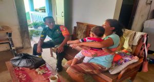 Wujud Kepedulian, Babinsa Koramil Sananwetan Berikan Bantuan Sosial Kepada Warga Yang Mempunyai Anak Stunting