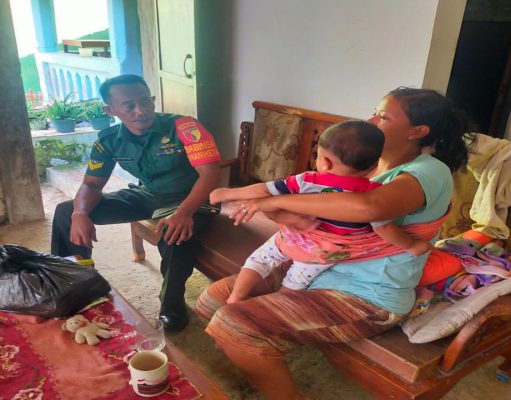 Wujud Kepedulian, Babinsa Koramil Sananwetan Berikan Bantuan Sosial Kepada Warga Yang Mempunyai Anak Stunting