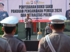 Kapolres Gresik Beri Buku Saku Panduan Pengamanan Pemilu 2024 dan Netralitas Polri