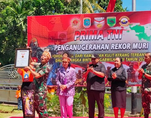 Kogabwilhan III : PRIMA TNI Mutiara Papua Ukir Rekor MURI Pohon Natal Tertinggi dari Kulit Kerang