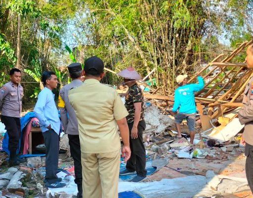 Polres Lamongan Bantu Bangun Rumah Warga yang Ambruk Terdampak Putting Beliung