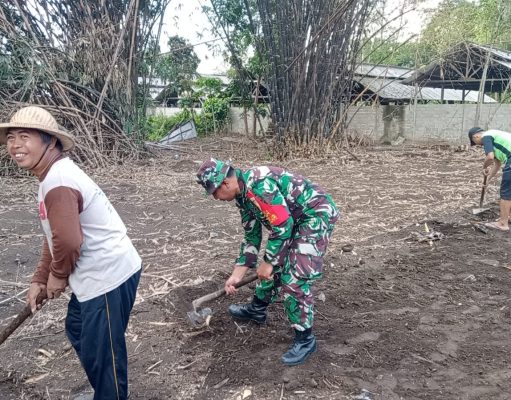 Peduli Pembangunan Di Wilayah, Babinsa Koramil Udanawu Bersama Warga Masyarakat Gelar Kerja Bakti Pembuatan Jalan Baru