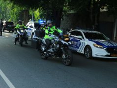 Kapolda Jatim Beri Motivasi Serahkan Tali Asih di Pos Pam Nataru ASDP Ketapang Banyuwangi